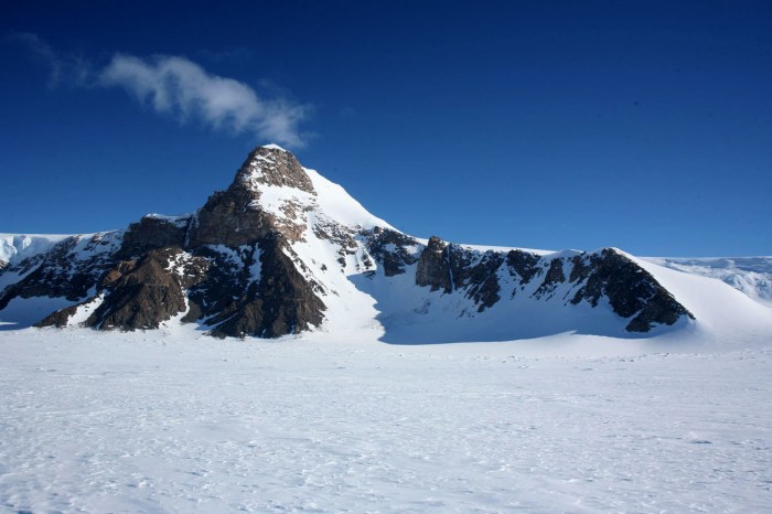 Clingman peak, seen from Priestley Gl. Looks so small, but a big one. 